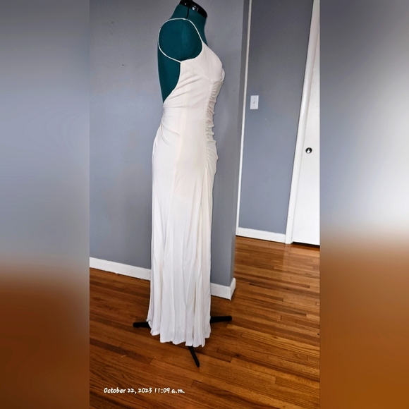 Wedding dress - Picture 2 of 8